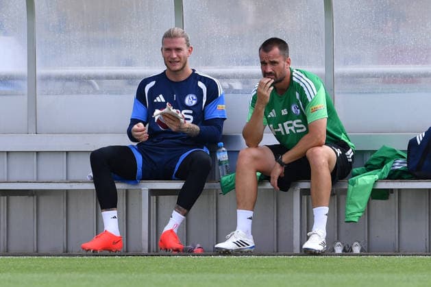 Soccer, Bundesliga 1: FC Schalke 04 training session on August 6, 2026, at the training facility at the Veltins Arena in Gelsenkirchen. Loris Karius (Schalke), on the left; Volkan Ünlü (Schalke goalkeeper coach), on the right xRx