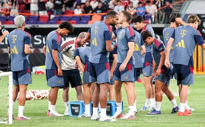 HKG, Water break for Jonathan Tah of Bayern Munich 4 and his teammates, FC Bayern Munich training session in Kowloon, Hong Kong on August 6, 2026, 2026–27 season, Bayern Munich training in Kowloon, Hong Kong on August 6, 2026, 2026–27 season, Hong Kong Copyright: xEibner-Pressefotox EP_JNL