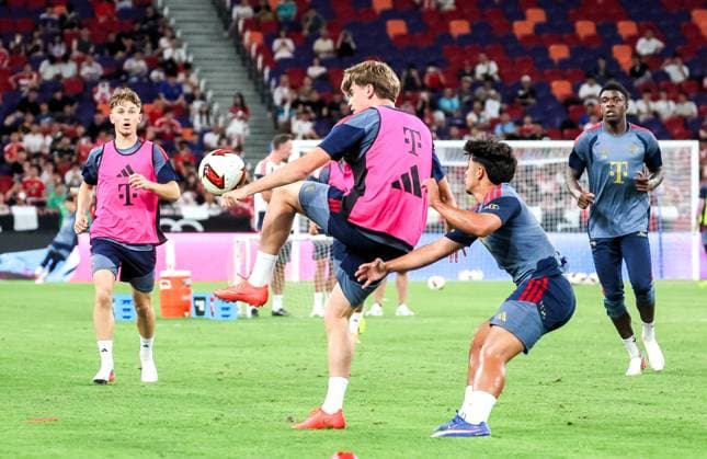 HKG, lighthearted final training session, Nathaniel Brown and teammates, FC Bayern Munich training session in Kowloon, Hong Kong on August 6, 2026, 2026–27 season, FC Bayern Munich training session in Kowloon, Hong Kong on August 6, 2026, 2026–27 season, Hong Kong Copyright: xEibner-Pressefotox EP_JNL