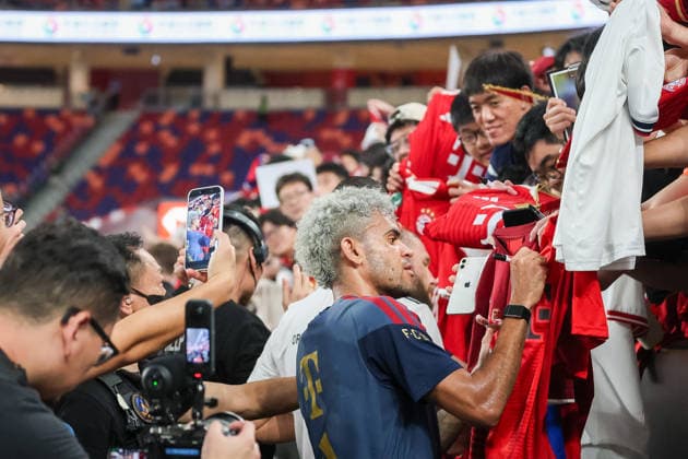 HKG, Luis Diaz of Bayern Munich is happy to sign autographs, Bayern Munich training session in Kowloon, Hong Kong on August 6, 2026, 2026–27 season, FC Bayern Munich training session in Kowloon, Hong Kong on August 6, 2026, 2026–27 season, Hong Kong Copyright: xEibner-Pressefotox EP_JNL