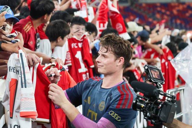HKG, Jonas Urbig of Bayern Munich is happy to sign autographs (27), and take selfies as well. Bayern Munich training session in Kowloon, Hong Kong on August 6, 2026, 2026–27 season, FC Bayern Munich training session in Kowloon, Hong Kong on August 6, 2026, 2026–27 season, Hong Kong Copyright: xEibner-Pressefotox EP_JNL
