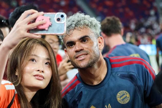 HKG, Luis Diaz of Bayern Munich is happy to sign autographs on August 14, 2026, and take selfies as well; FC Bayern Munich training session in Kowloon, Hong Kong, on August 6, 2026, 2026–27 season, FC Bayern Munich training session in Kowloon, Hong Kong on August 6, 2026, 2026–27 season, Hong Kong Copyright: xEibner-Pressefotox EP_JNL