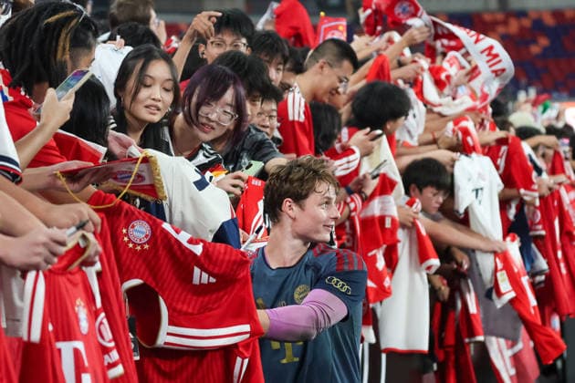 HKG, Jonas Urbig of Bayern Munich is happy to sign autographs (27), and take selfies as well. Bayern Munich training session in Kowloon, Hong Kong on August 6, 2026, 2026–27 season, FC Bayern Munich training session in Kowloon, Hong Kong on August 6, 2026, 2026–27 season, Hong Kong Copyright: xEibner-Pressefotox EP_JNL