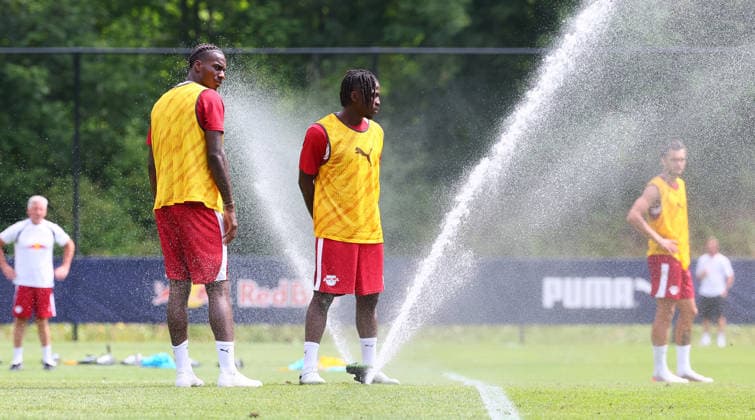 RB Leipzig (AUT) Training Camp, Bundesliga, Saalfelden, August 6, 2026, Gut Brandlhof, Soccer, Bundesliga, GER, RB Leipzig training camp in Saalfelden am Steinernen Meer (AUT); pictured: Ezechiel Banzuzi and Johan Bakayoko taking a shower, Picture Point