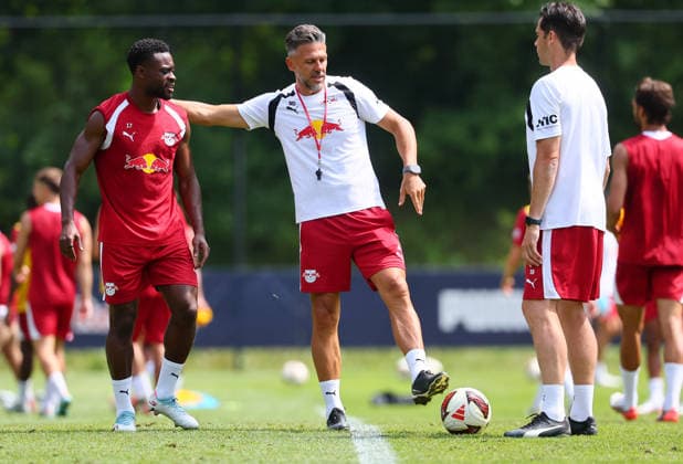 RB Leipzig (AUT) Training Camp, Bundesliga, Saalfelden, August 6, 2026, Gut Brandlhof, Soccer, Bundesliga, GER, RB Leipzig training camp in Saalfelden am Steinernen Meer, Austria; pictured from left: Ridle Baku, head coach Martin Demichelis of RB Leipzig, and assistant coach Thomas Stefan Buck, Picture Point