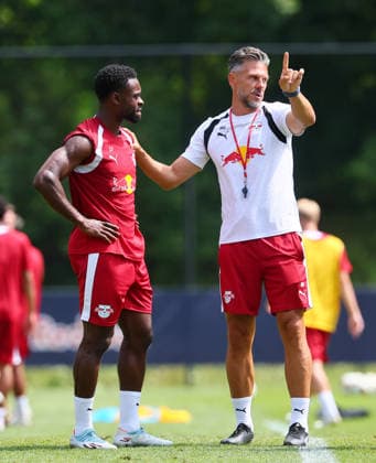 RB Leipzig (AUT) Training Camp, Bundesliga, Saalfelden, August 6, 2026, Gut Brandlhof, Soccer, Bundesliga, GER, RB Leipzig Training Camp in Saalfelden am Steinernen Meer (AUT), Pictured from left: Ridle Baku and Coach Martin Demichelis, RB Leipzig, Picture Point