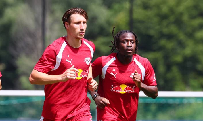 RB Leipzig (AUT) Training Camp, Bundesliga, Saalfelden, August 6, 2026, Gut Brandlhof, Soccer, Bundesliga, GER, RB Leipzig training camp in Saalfelden am Steinernen Meer, AUT, Pictured: Willi Orban (left), No. 4, RB Leipzig, and Johan Bakayoko, No. 11, RB Leipzig, Picture Point