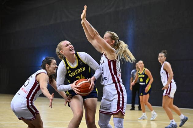 STOCKHOLM, SWEDEN 20260806 Sweden s Tilda Trygger between Latvia s Ieva Pulvere and Digna Strautmane during the international friendly match ahead of the European Basketball Championship between Sweden and Latvia at Fryshuset, STOCKHOLM, SWEDEN x10040x  Copyright: xAndersxWiklund TTx BASKET DAMER SVERIGE-LETTLAND DAMER