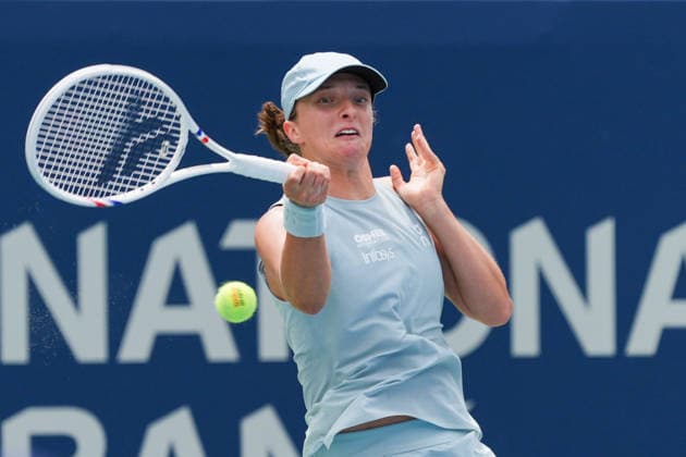 WTA, Tennis Damen Masters 1000 National Bank Open Toronto 2026 - Round of 32 - Day 6 Iga ÅöwiÄÖtek of Poland plays a forehand during the Women™s Singles round of 32 match against Viktorija Golubic of Swiss on day 5 of the WTA Masters 1000 National Bank Open at Sobeys Stadium on August 6, 2026, in Toronto, Canada. (Photo by Leonardo Ramirez Eyepix Group) Copyright: xLeonardoxRamirezx xEyepixxGroupx LR_06082026_08720