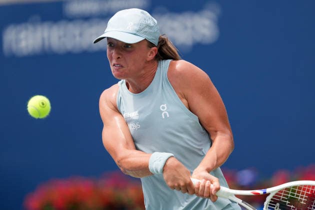 WTA, Tennis Damen Masters 1000 National Bank Open Toronto 2026 - Round of 32 - Day 6 Iga ÅöwiÄÖtek of Poland plays a backhand during the Women™s Singles round of 32 match against Viktorija Golubic of Swiss on day 5 of the WTA Masters 1000 National Bank Open at Sobeys Stadium on August 6, 2026, in Toronto, Canada. (Photo by Leonardo Ramirez Eyepix Group) Copyright: xLeonardoxRamirezx xEyepixxGroupx LR_06082026_08744