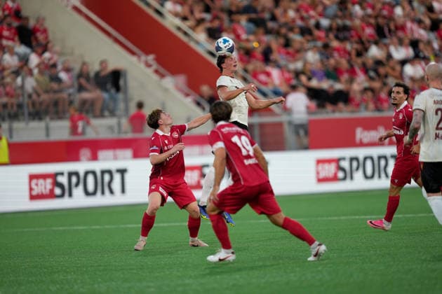 Thun, Switzerland - August 06: Karl Fridleifur Gunnarsson (22 Vikingur R.) against Valmir Matoshi (78 THU) during the UEFA Europa League Qualification match between FC Thun and Vikingur Reykjavik at VISANA Stadion on August 06, 2026 in Thun, Switzerland. Copyright: xKjetilxWaberx xSPPx Sportspressphoto_SPR201548