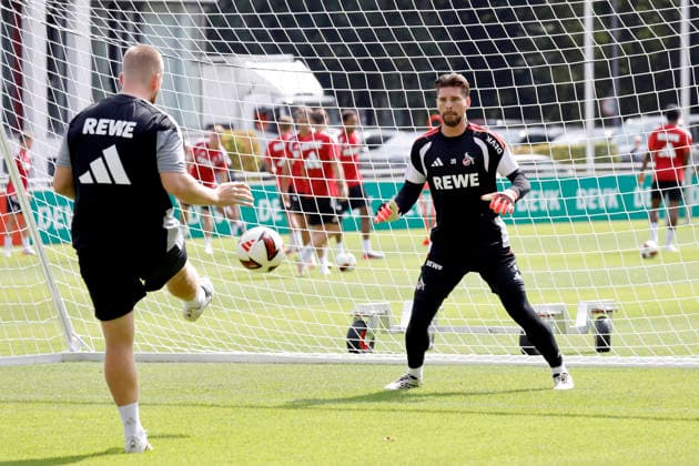 FC goalkeeper Ron Robert Zieler at 1. FC Köln s public training session at the Geißbockheim in Cologne, August 6, 2026. DFL and DFB regulations prohibit any use of photographs as image sequences and or quasi-video. NRW, Germany Copyright: xChristophxHardtx