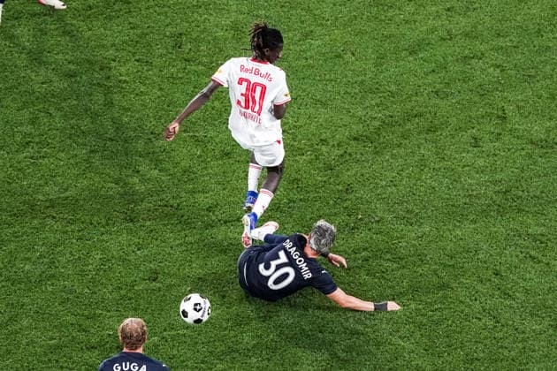 Soccer Austria UEFA Europa League Qualifying 2026–2027, Round 3, August 6, 2026, FC Red Bull Salzburg (Austria) vs. Pafos FC (Cyprus), Red Bull Arena, Wals-Siezenheim, Austria; Gaoussou Diakite (FC Salzburg), Vlad Dragomir (Pafos FC) Copyright: xLUKAxKOLANOVICx