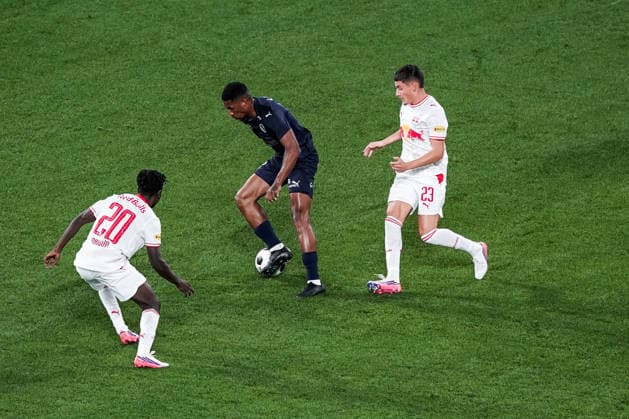 Soccer Austria UEFA Europa League Qualifying 2026–2027, Round 3, August 6, 2026, FC Red Bull Salzburg (Austria) vs. Pafos FC (Cyprus), Red Bull Arena, Wals-Siezenheim, Austria; Edmund Baidoo (FC Salzburg), Leonel da Silva Genesio (Pafos FC), Damir Redzic (FC Salzburg) Copyright: xLUKAxKOLANOVICx
