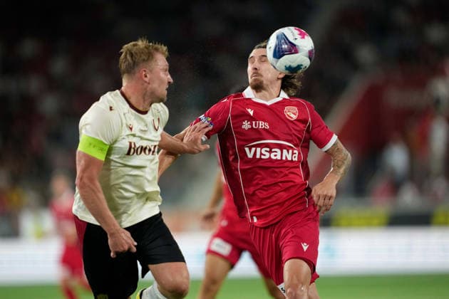 Thun, Switzerland - August 06: Marc Gutbub (33 THU) against Oliver Ekroth (4 Vikingur R.) during the UEFA Europa League Qualification match between FC Thun and Vikingur Reykjavik at VISANA Stadion on August 06, 2026 in Thun, Switzerland. Copyright: xKjetilxWaberx xSPPx Sportspressphoto_SPR201558