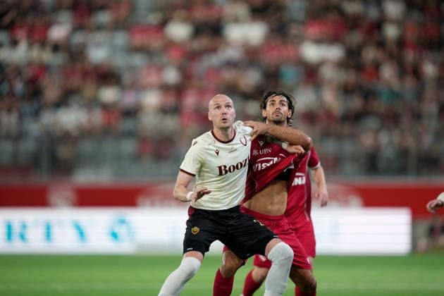 Thun, Switzerland - August 06: Aaron Elis Thrandarson (21 Vikingur R.) against Jan Bamert (19 THU) during the UEFA Europa League Qualification match between FC Thun and Vikingur Reykjavik at VISANA Stadion on August 06, 2026 in Thun, Switzerland. Copyright: xKjetilxWaberx xSPPx Sportspressphoto_SPR201560