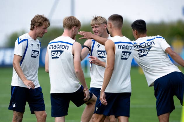 Warm-up exercises in small groups—they’re having a lot of fun together here: Nathan De Cat, TSG Hoffenheim, 17, who is teasing Alexander Prass, TSG Hoffenheim, 22, is teasing him; TSG Hoffenheim, soccer, training camp, preseason, 2026–2027 season, GER, August 6, 2026, Eibner Press Photo by Andreas Ulmer, TSG Hoffenheim, soccer, training camp, preseason, 2026–2027 season, GER, August 6, 2026, Copyright: xEibner-Pressefoto AndreasxUlmerx EP_AUR