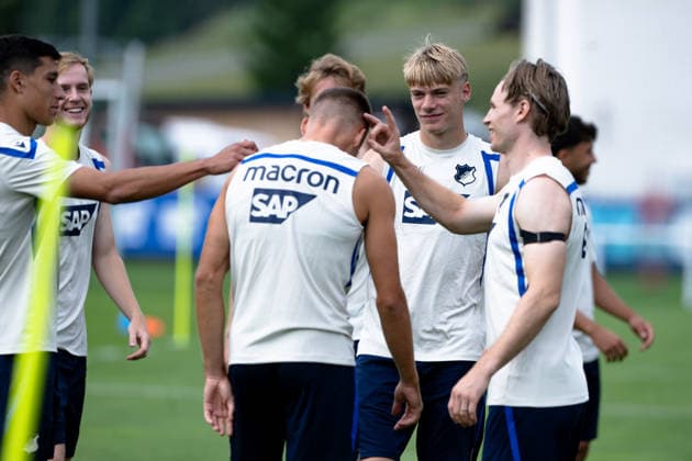 Nathan De Cat, TSG Hoffenheim, 17, center, watches to see what the team’s rituals are like; Patrick Wimmer, TSG Hoffenheim, 08, shows how it’s done; TSG Hoffenheim, soccer, training camp, preseason, 2026–2027 season, GER, August 6, 2026, Eibner press photo by Andreas Ulmer, TSG Hoffenheim, soccer, training camp, preseason, 2026–2027 season, GER, August 6, 2026, Copyright: xEibner-Pressefoto AndreasxUlmerx EP_AUR