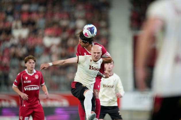 Thun, Switzerland - August 06: Aaron Elis Thrandarson (21 Vikingur R.) against Justin Roth (16 THU) during the UEFA Europa League Qualification match between FC Thun and Vikingur Reykjavik at VISANA Stadion on August 06, 2026 in Thun, Switzerland. Copyright: xKjetilxWaberx xSPPx Sportspressphoto_SPR201561