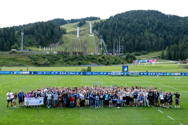 The TSG Hoffenheim team and staff with numerous fans TSG Hoffenheim, soccer, training camp, preseason, 2026–2027 season, GER, August 6, 2026, Eibner Press Photo by Andreas Ulmer TSG Hoffenheim, soccer, training camp, preseason, 2026–2027 season, GER, August 6, 2026, Copyright: xEibner-Pressefoto AndreasxUlmerx EP_AUR