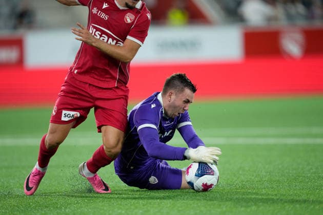 Thun, Switzerland - August 06: Valmir Matoshi (78 THU) against goalkeeper Aron Snaer Fridriksson (29 Vikingur R.) during the UEFA Europa League Qualification match between FC Thun and Vikingur Reykjavik at VISANA Stadion on August 06, 2026 in Thun, Switzerland. Copyright: xKjetilxWaberx xSPPx Sportspressphoto_SPR201571