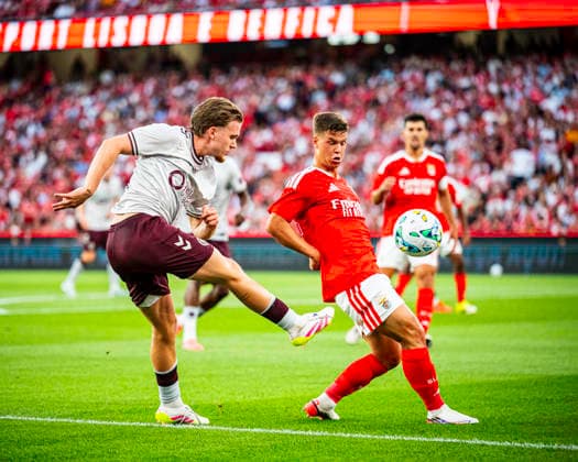 August 6, 2026, Lisbon, Lisbon, Portugal: Jordi Altena of Hearts in control of the ball during UEFA Europa League-Third Qualifying RoundÃ¢â‚¬First Leg, match between SL Benfica and Hearts at Luz Stadium, Lisbon, Portugal, on August 6th, 2026. Lisbon Portugal - ZUMAr200 20260806_zsp_r200_014 Copyright: xNunoxReisinhox