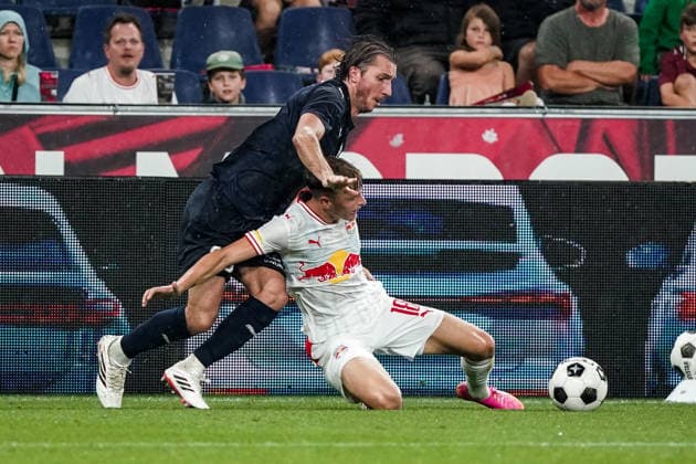 Soccer Austria UEFA Europa League Qualifying 2026–2027, Round 3, August 6, 2026, FC Red Bull Salzburg (Austria) vs. Pafos FC (Cyprus), Red Bull Arena, Wals-Siezenheim, Austria; Ivan Sunjic (Pafos FC), Niklas Veratschnig (FC Salzburg) Copyright: xLUKAxKOLANOVICx