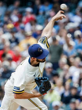 Milwaukee Brewers relief pitcher Aaron Ashby throws in the eighth inning of the MLB, Baseball Herren, USA game between the Pittsburgh Pirates and the Milwaukee Brewers at American Family Field in Milwaukee, Wisconsin on Thursday, August 6, 2026. The Brewers defeated the Pirates 5-2.  MIL20260806827 TANNENxMAURY