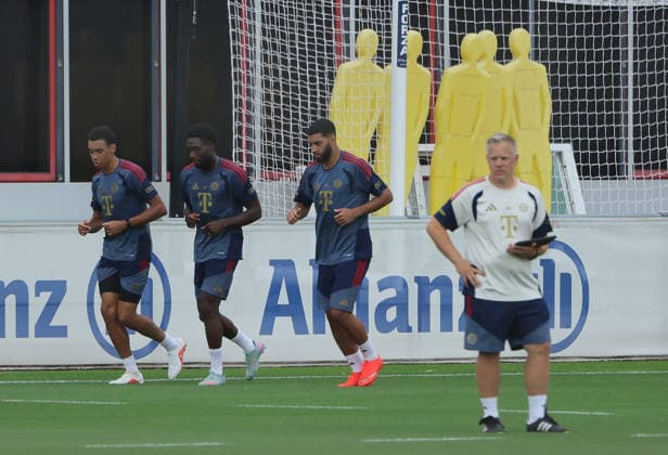 August 6, 2026, FC Bayern Munich, Training, Säbenerstrasse, Munich, Soccer, Sports, Pictured: Jamal Musiala (FC Bayern Munich), Alphons Davies (FC Bayern Munich), Ismael Saibari (FC Bayern Munich) jogging, Fitness Coach Benjamin Sommer (FC Bayern Munich)