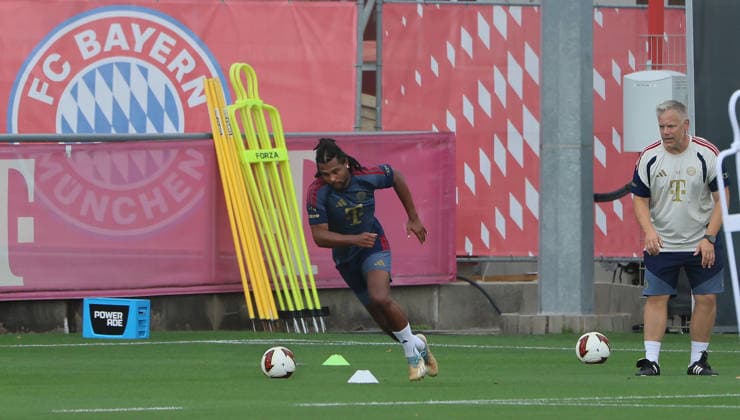 August 6, 2026, FC Bayern Munich, Training, Säbenerstraße, Munich, Soccer, Sports, Pictured: Serge Gnabry (FC Bayern Munich) and Benjamin Sommer (FC Bayern Munich)