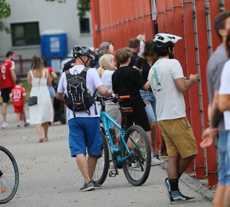 August 6, 2026, FC Bayern Munich, Training, Säbenerstrasse, Munich, Soccer, Sports, Pictured: Numerous fans want to see the stars