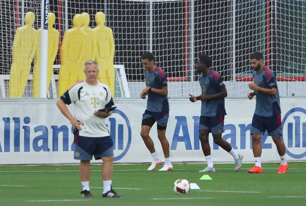 August 6, 2026, FC Bayern Munich, Training, Saebenerstrasse, Munich, soccer, sports, in the photo: You have to do a lot of jogging when Benjamin Sommer leads the FC Bayern Munich training session; Jamal Musiala (FC Bayern Munich), Alphons Davies (FC Bayern Munich), and Ismael Saibari (FC Bayern Munich) know this all too well
