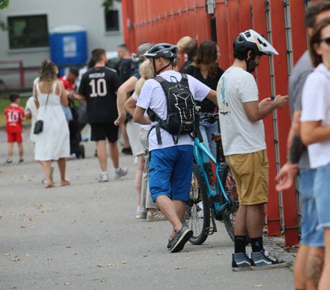 August 6, 2026, FC Bayern Munich, Training, Säbenerstrasse, Munich, Soccer, Sports; Pictured: Numerous FCB fans can t see much