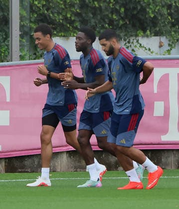 August 6, 2026, FC Bayern Munich, Training, Säbenerstrasse, Munich, Soccer, Sports, Pictured: Jamal Musiala (FC Bayern Munich), Alphons Davies (FC Bayern Munich), and Ismael Saibari (FC Bayern Munich) are in good spirits