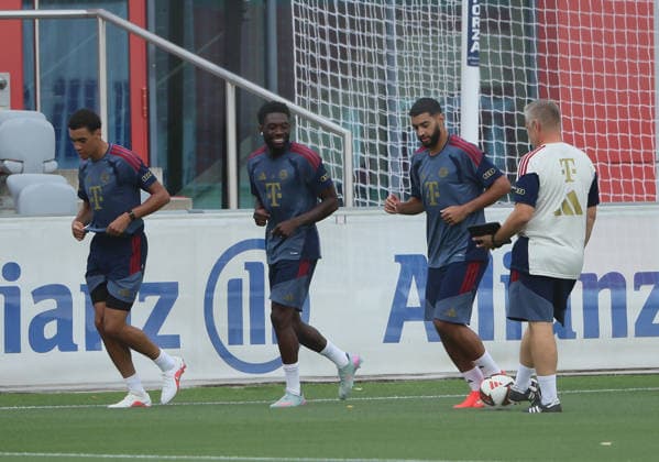 August 6, 2026, FC Bayern Munich, Training, Säbenerstrasse, Munich, Soccer, Sports, Pictured with Benjamin Sommer; at FC Bayern Munich, you have to do a lot of jogging before training; Jamal Musiala, FC Bayern Munich; Alphons Davies, FC Bayern Munich; Ismael Saibari, FC Bayern Munich—they know it