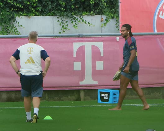 August 6, 2026, FC Bayern Munich Training, Soccer, Sports, Pictured: Benjamin Sommer of FC Bayern Munich and Serge Gnabry of FC Bayern Munich at the end of training