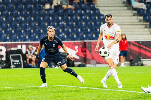 SOCCER - UEFA EL, RBS vs Pafos SALZBURG,AUSTRIA,06.AUG.26 - SOCCER - UEFA Europa League, qualification, Red Bull Salzburg vs Pafos FC. Image shows Vlad Dragomir (Pafos) and Dominik Schmid (RBS).  GEPAxpictures xJulioxArellano