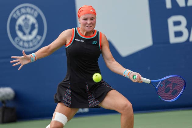 WTA, Tennis Damen Masters 1000 National Bank Open Toronto 2026 - Round of 32 - Day 6 Diana Shnaider of Russia plays a backhand during the Women™s Singles round of 32 match against Anna Kalinskaya of Russia on day 6 of the WTA Masters 1000 National Bank Open at Sobeys Stadium on August 6, 2026, in Toronto, Canada. (Photo by Leonardo Ramirez Eyepix Group) Copyright: xLeonardoxRamirezx xEyepixxGroupx LR_06082026_08794