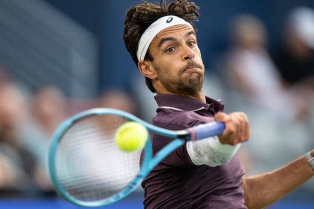 MONTREAL, QC - AUGUST 06: Lorenzo Musetti from Italia returns the ball against Raphael Jodar from Spain during their singles third round match on day five of the ATP, Tennis Herren 1000 National Bank Open presented by Rogers at Stade IGA on August 6, 2026 in Montreal, Quebec, Canada.(Photo by Vincent Ethier Icon Sportswire)( TENNIS: AUG 06 National Bank Open EDITORIAL USE ONLY Icon2608065266