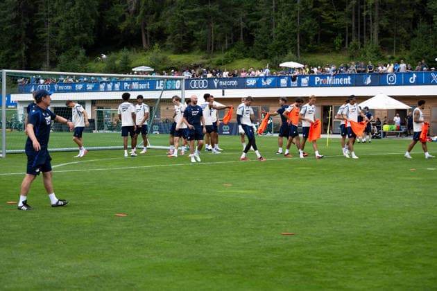 Christian Ilzer, TSG Hoffenheim, coach, and his staff hand out the jerseys; the game can begin. TSG Hoffenheim, soccer, training camp, preseason, 2026–2027 season, GER, August 6, 2026, Eibner Press Photo by Andreas Ulmer, TSG Hoffenheim, soccer, training camp, preseason, 2026–2027 season, GER, August 6, 2026, Copyright: xEibner-Pressefoto AndreasxUlmerx EP_AUR