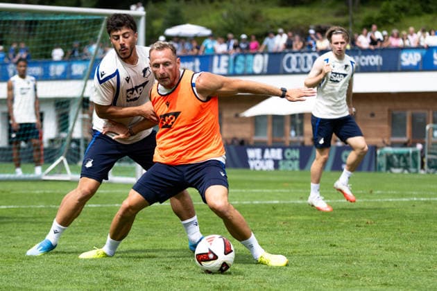 Vladimir Coufal, TSG Hoffenheim, 34, in the foreground, against Umut Tohumcu, TSG Hoffenheim, 25, TSG Hoffenheim, soccer, training camp, preseason, 2026–2027 season, GER, August 6, 2026, Eibner Press Photo Andreas Ulmer TSG Hoffenheim, soccer, training camp, preseason, 2026–2027 season, GER, August 6, 2026, Copyright: xEibner-Pressefoto AndreasxUlmerx EP_AUR