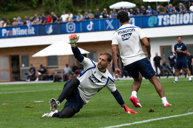 Oliver Baumann, TSG Hoffenheim, 01, blocks the ball against Ozan Kabak, TSG Hoffenheim, 05; TSG Hoffenheim, soccer, training camp, preseason, 2026–2027 season, GER, August 6, 2026, Eibner Press Photo Andreas Ulmer TSG Hoffenheim, soccer, training camp, preseason, 2026–2027 season, GER, August 6, 2026, Copyright: xEibner-Pressefoto AndreasxUlmerx EP_AUR