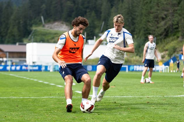 Leon Avdullahu, TSG Hoffenheim, No. 7, on the left, pressured by Alessandro Vogt, TSG Hoffenheim, TSG Hoffenheim, soccer, training camp, preseason, 2026–2027 season, GER, August 6, 2026, Eibner Press Photo Andreas Ulmer TSG Hoffenheim, soccer, training camp, preseason, 2026–2027 season, GER, August 6, 2026, Copyright: xEibner-Pressefoto AndreasxUlmerx EP_AUR