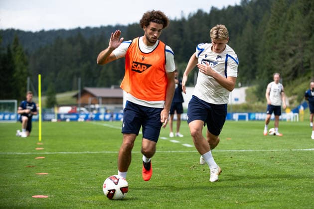 Leon Avdullahu, TSG Hoffenheim, No. 7, on the left, pressured by Alessandro Vogt, TSG Hoffenheim, TSG Hoffenheim, soccer, training camp, preseason, 2026–2027 season, GER, August 6, 2026, Eibner Press Photo Andreas Ulmer TSG Hoffenheim, soccer, training camp, preseason, 2026–2027 season, GER, August 6, 2026, Copyright: xEibner-Pressefoto AndreasxUlmerx EP_AUR