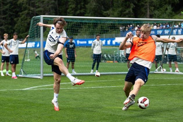 Patrick Wimmer, TSG Hoffenheim, No. 8 taking a shot; Nathan De Cat, TSG Hoffenheim, No. 17 tries in vain to block it; TSG Hoffenheim, soccer, training camp, preseason, 2026–2027 season, GER, August 6, 2026, Eibner Press Photo by Andreas Ulmer, TSG Hoffenheim, soccer, training camp, preseason, 2026–2027 season, GER, August 6, 2026, Copyright: xEibner-Pressefoto AndreasxUlmerx EP_AUR