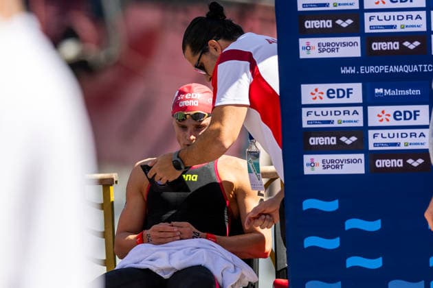 SWIMMING - EAC 2026 PARIS,FRANCE,07.AUG.26 - SWIMMING - European Aquatics Championships Paris 2026, open water, 3km knock out,men. Image shows Luca Karl (AUT) with his coach.  GEPAxpictures xPhilippxBrem