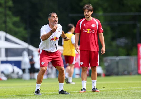 RB Leipzig (AUT) Training Camp, Bundesliga, Saalfelden, August 7, 2026, Gut Brandlhof, Soccer, Bundesliga, GER, RB Leipzig training camp in Saalfelden am Steinernen Meer (AUT), Pictured: Assistant Coach Cristian Fiel (RB Leipzig) and Eljif Elmas (RB Leipzig), Picture Point