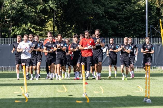 Final practice for SSV Ulm 1846 soccer ahead of their first league game in Stuttgart, Soccer, Training, Ulm Training Field, August 6, 2026. The SSV Ulm 1846 soccer team warming up (from left): Tibet, Erkan, Sevik, SSV Ulm 1846 soccer, 41, U19 player, Dominik Mayer, SSV Ulm 1846 Soccer, strength and conditioning coach, Lucas Röser, SSV Ulm 1846 Soccer, 09, Felix Vater, SSV Ulm 1846 soccer, 24, Robin Mantel, SSV Ulm 1846 soccer, 30, Dennis Chessa, SSV Ulm 1846 soccer, 11, Johannes Jo Reichert C, SSV Ulm 1846 Soccer, 05, Alexandre Azevedo SSV Ulm 1846 Soccer, 03, Radomir Novakovic SSV Ulm 1846 Soccer, 01, Daniel Hülsenbusch SSV Ulm 1846 Soccer, 04, Alexandre Azevedo SSV Ulm 1846 Soccer, 03, Per Lockl SSV Ulm 1846 Soccer, 08, Leon Müller SSV Ulm 1846 Soccer, 17, Steffen Meuer, SSV Ulm 1846 Soccer, 18 Final training session for SSV Ulm 1846 Soccer ahead of their first league match in Stuttgart, Soccer, Training, Ulm Training Field, August 6, 2006. Photo by Lucca Fundel, Ulm Training Field, Baden-Württemberg, Germany