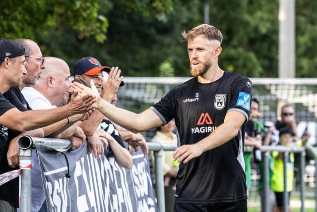 Final training session for SSV Ulm 1846 Soccer ahead of their first league match in Stuttgart, soccer, training, Ulm training field, August 6, 2026; high-fiving the fans: Johannes Jo Reichert C, SSV Ulm 1846 Soccer, 05 Final training session for SSV Ulm 1846 Soccer ahead of their first league match in Stuttgart, soccer, training, Ulm training field, August 26, 2006. Photo by Lucca Fundel, Ulm training field, Baden-Württemberg, Germany