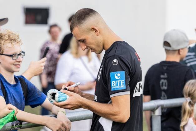 Final training session for SSV Ulm 1846 Soccer ahead of their first league match in Stuttgart, soccer, training, Ulm training field, August 6, 2026; autograph cards and selfies for Ulm fans after training ended; Simun Birkic, SSV Ulm 1846 Soccer, 16 Final training session for SSV Ulm 1846 Soccer ahead of their first league match in Stuttgart, soccer, training, Ulm training field, August 26, 2006. Photo by Lucca Fundel, Ulm training field, Baden-Württemberg, Germany